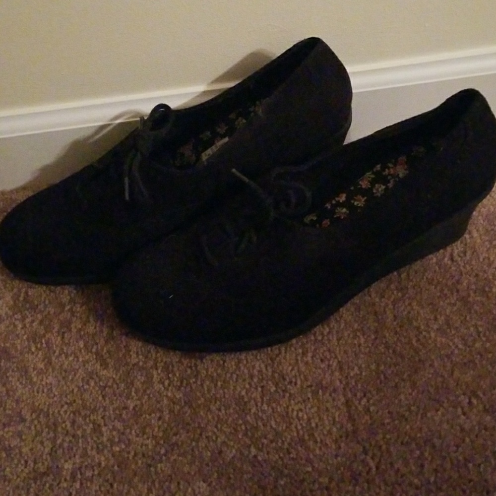 Black wedges